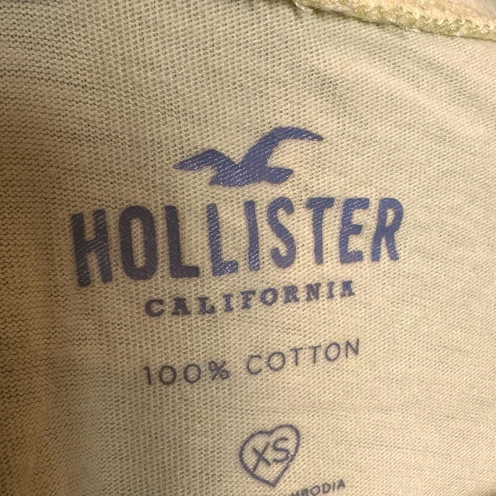 “COLORADO” Short Sleeve Tee from Hollister size XS in Pale Yellow Purple Letters - Picture 2 of 7